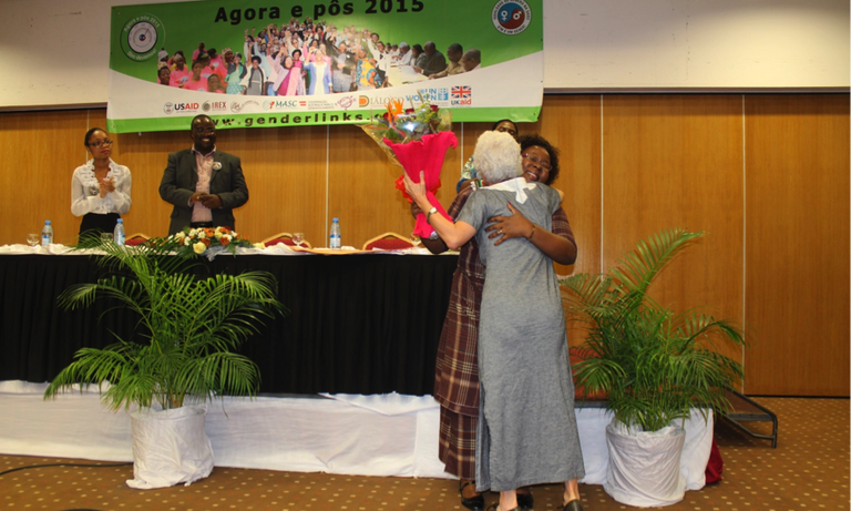 Mozambique: Um forte abraço de Felicidade